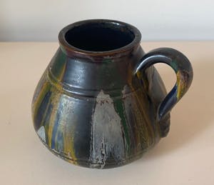 Niet of onleesbaar gesigneerd - Twee aardewerken oorvaasjes voorzien van test glazuur kopen? Bied vanaf 1!