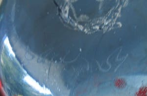 Niet of onleesbaar gesigneerd - Studio blauw glazen vaas met o.a. rode glaspoeders - hand gesigneerd kopen? Bied vanaf 1!