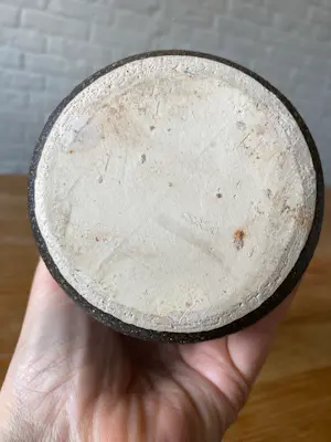 Vest Keramiek Gouda - Brutalistische vaas van aardewerk door Marius van Woerden, 1960 kopen? Bied vanaf 35!