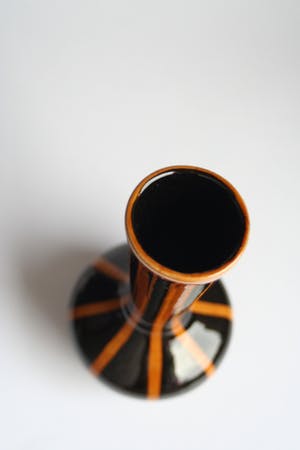 Niet of onleesbaar gesigneerd - slanke vaas - gemerkt met H / Y of huisje kopen? Bied vanaf 1!