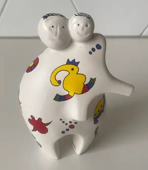 Niet of onleesbaar gesigneerd - Twee keramische abstracte figuren gemaakt voor Mappa Mondo / Rode Kruis kopen? Bied vanaf 1!