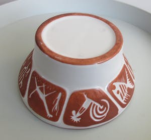 Niet of onleesbaar gesigneerd - Rood Aardewerken kom met wit glazuur en incisiedecor van verschillende dieren kopen? Bied vanaf 1!