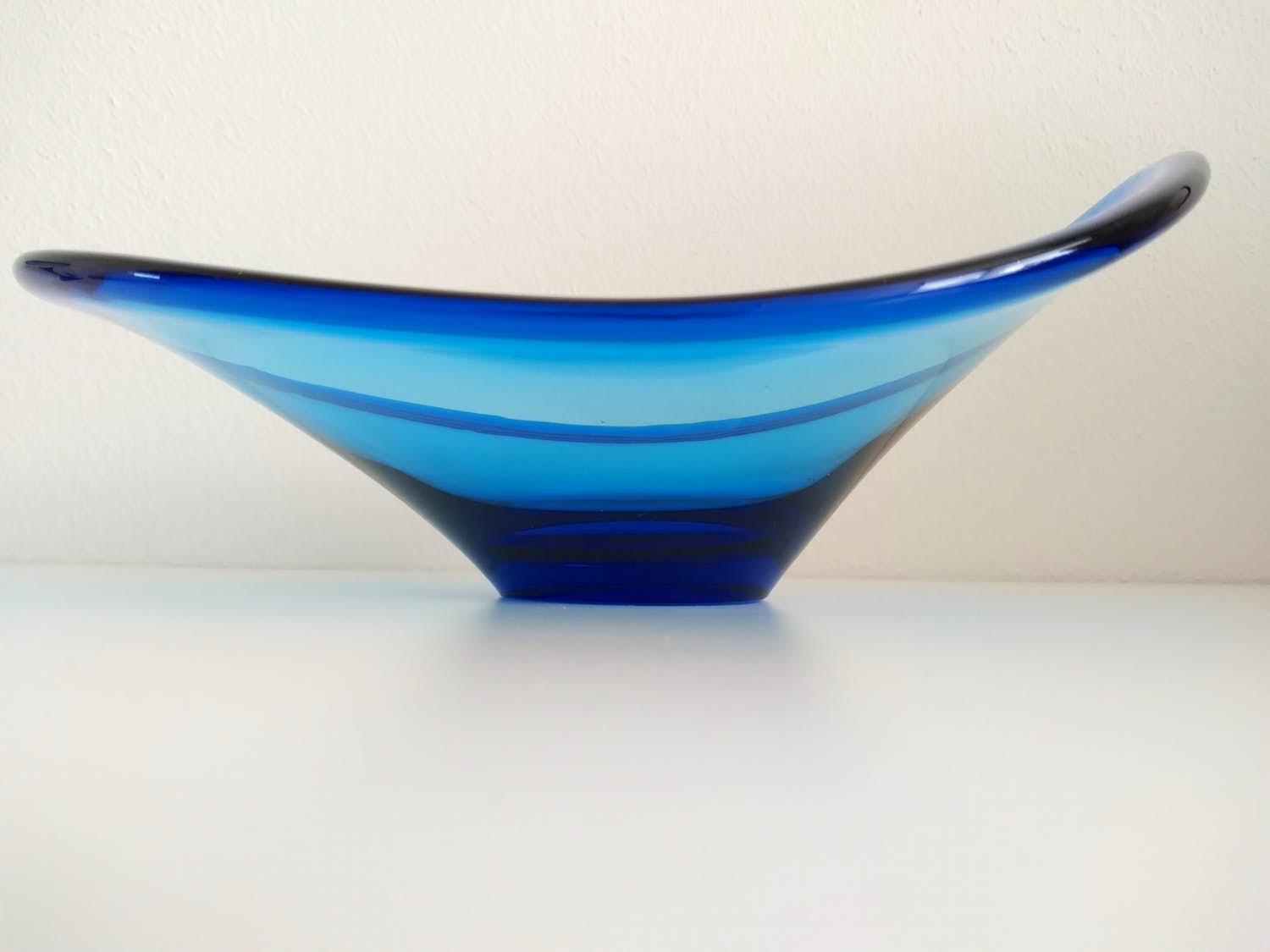 Per Lutken - (1916-1998) asymmetrische schaal, prachtige blauwe kleur verkocht voor € 65!