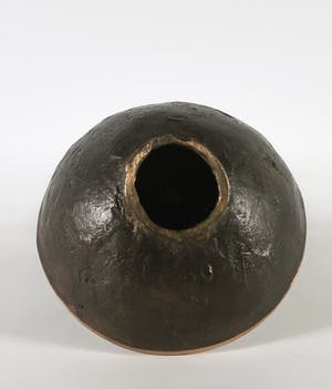 Desiree Tonnaer - Bronzen beeld van een figuur op een zonnewijzer kopen? Bied vanaf 100!