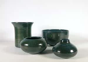 Carla van Ouwenaller - Aardewerk, Lot groen geglazuurde objecten verkocht voor € 35!