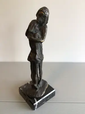 Astrid Veldhuyzen-Koppen - Sculptuur “ Bescherming “ kopen? Bied vanaf 69!