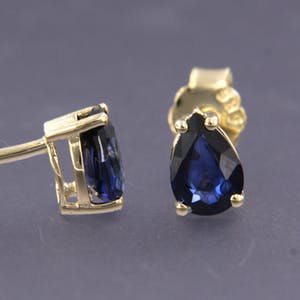 14K Goud - geelgouden oorknoppen met peergeslepen saffier kopen? Bied vanaf 150!
