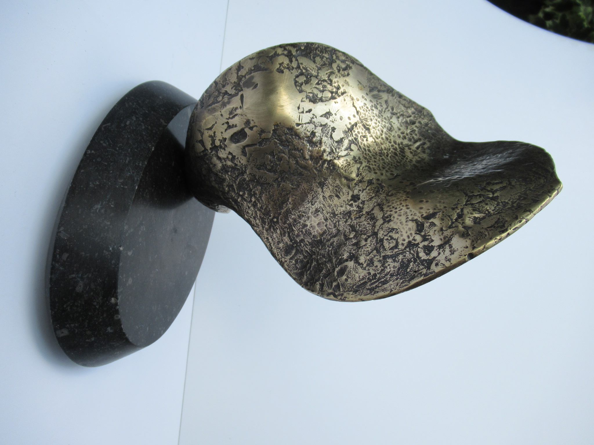 Niet of onleesbaar gesigneerd - Bronzen sculptuur op zwart marmeren voet kopen? Bied vanaf 1!