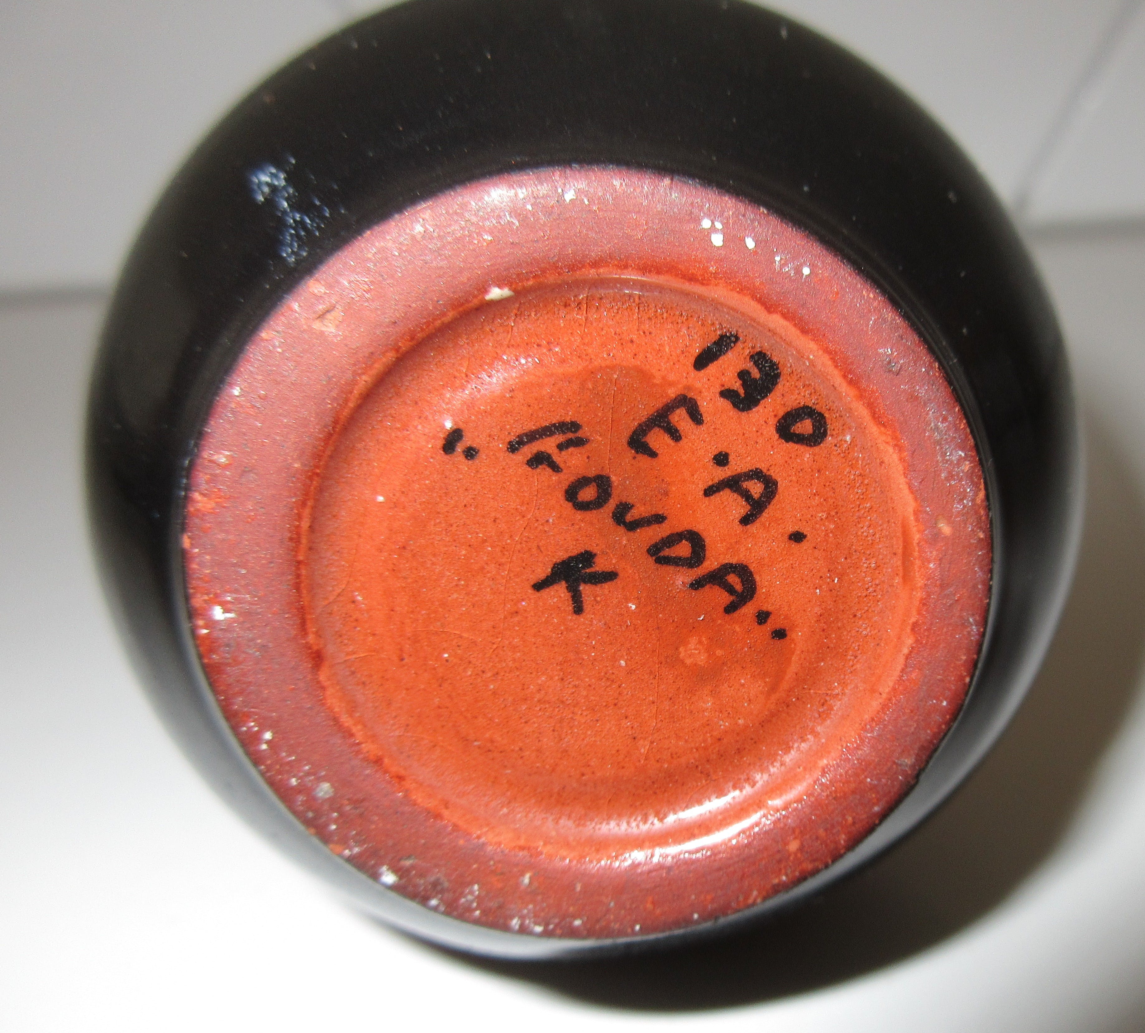 Kunstaardewerkfabriek Ed. Antheunis - Rood platelen bibelot vaasje - vroeg stukje kopen? Bied vanaf 19!