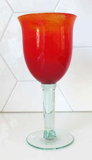 Niet of onleesbaar gesigneerd - Aurora Borealis - Finse Studio glazen oranje rood Kelkglas verkocht voor € 10!