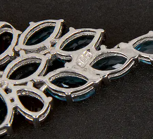 Vintage oorhangers met 36 gefacetteerde toermalijnen en topazen kopen? Bied vanaf 230!