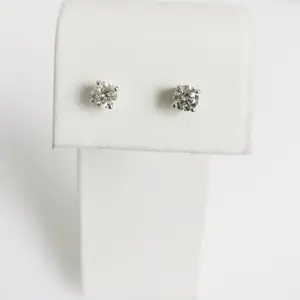 Diamanten oorknopjes 0,86 ct kopen? Bied vanaf 825!