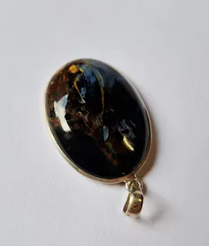 Buy in nieuwstaat  zilveren Hanger met zeldzame Pietersiet? Bid from 75!