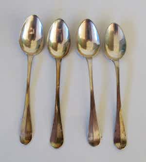 Niet of onleesbaar gesigneerd - Vier Antieke Zilveren 2e gehalte theelepels verkocht voor € 10!