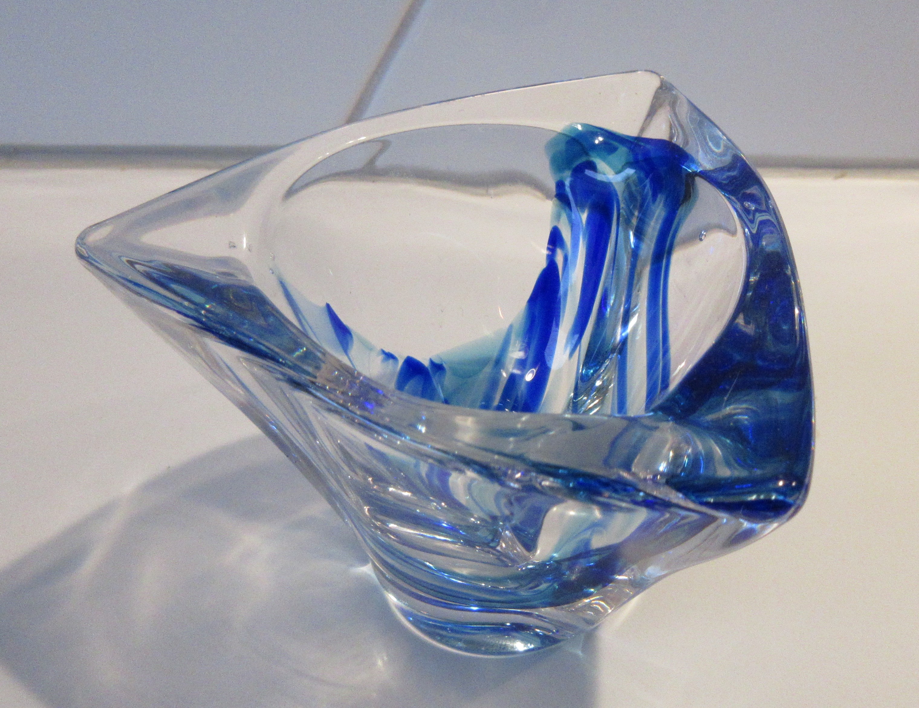 Max Verboeket - Mooi klein kunstglazen asbakje met blauwe slingers kopen? Bied vanaf 15!