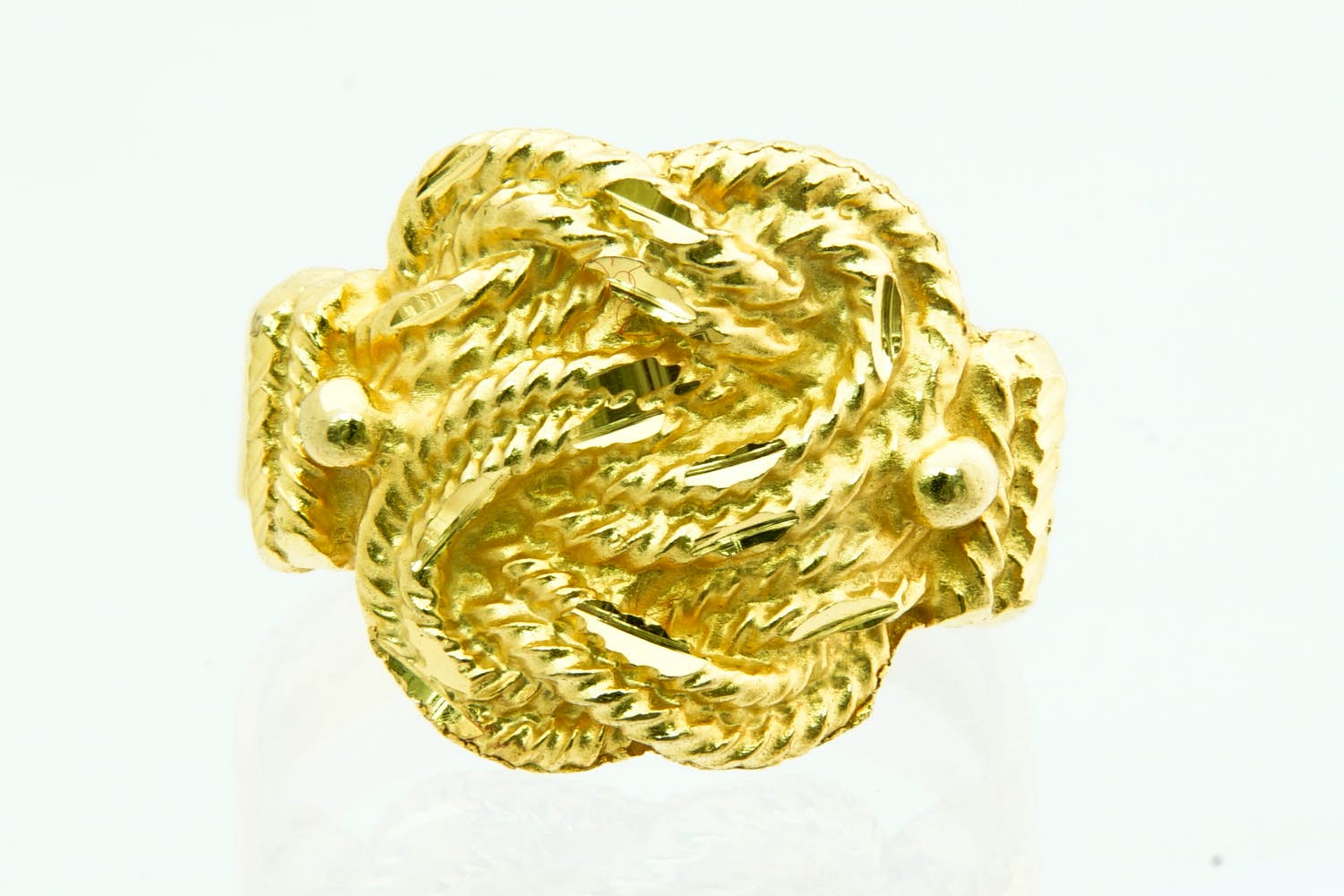 84 - Vrijwel nieuwe Surinaamse 18 Krt geelgouden  "mattenklopper"ring kopen? Bied vanaf 280!