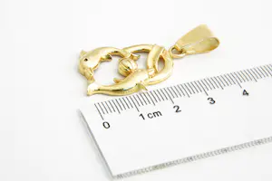 37 - Fraai gedetailleerde 18 Krt geel-gouden "Dolfijnen met bal" hanger kopen? Bied vanaf 210!