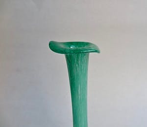 Niet of onleesbaar gesigneerd - Vaasje - Scandinavisch design - Lelievormige kelk - groen, wit, transparant glas kopen? Bied vanaf 1!