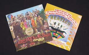 The Beatles - 2 LP's op Geel Vinyl (Magical Mystery Tour & Sgt. Pepper's Lonely Hearts Club B kopen? Bied vanaf 70!
