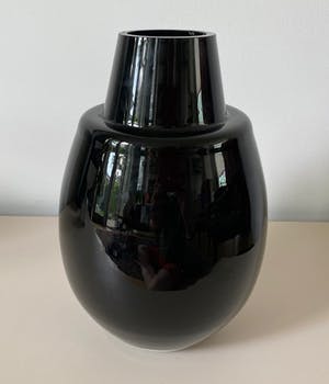 Niet of onleesbaar gesigneerd - Art deco dikwandige zwartglazen vaas kopen? Bied vanaf 1!