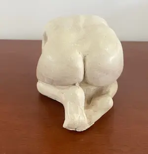 Niet of onleesbaar gesigneerd - Betongipsen beeld van een knielende vrouw - gesigneerd kopen? Bied vanaf 1!