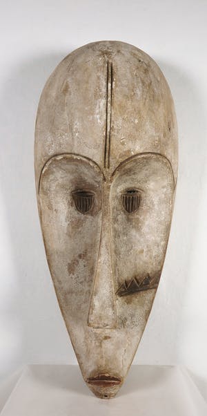 Fang - Groot wit beschilderd Ngil masker met scarificaties kopen? Bied vanaf 1!