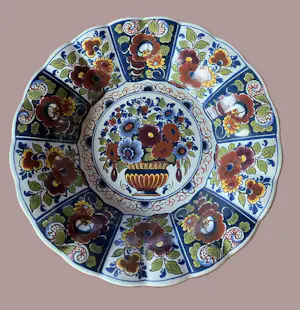 Potterie Oud Delft - set van een blauw -wit en een polychroom bord / schaal kopen? Bied vanaf 30!