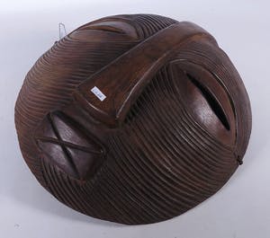 Luba - Groot rond masker met groeven en gekruiste mond. kopen? Bied vanaf 20!