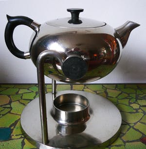 Niet of onleesbaar gesigneerd - Kantelbare theepot in houder -edelmetaal- kopen? Bied vanaf 1!