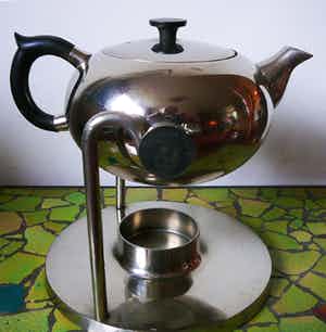 Niet of onleesbaar gesigneerd - Kantelbare theepot in houder -edelmetaal- verkocht voor € 1!