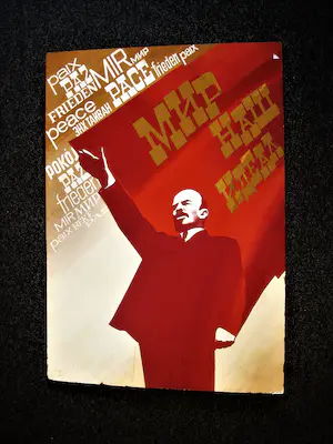 Niet of onleesbaar gesigneerd - GROOT Jaren 60 - Olie of Acryl verf op board "Lenin Mir Peace" kaufen? Bieten Sie von 1!