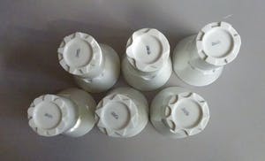 Frans Ottink - 6 witte porselein bekers allen verschillend en in nieuwstaat kopen? Bied vanaf 60!