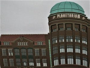 Sees Vlag - Fraaie Zeefdruk ’s Gravenhage Planetarium Haagse Courant gebouw - gesigneerd kopen? Bied vanaf 10!