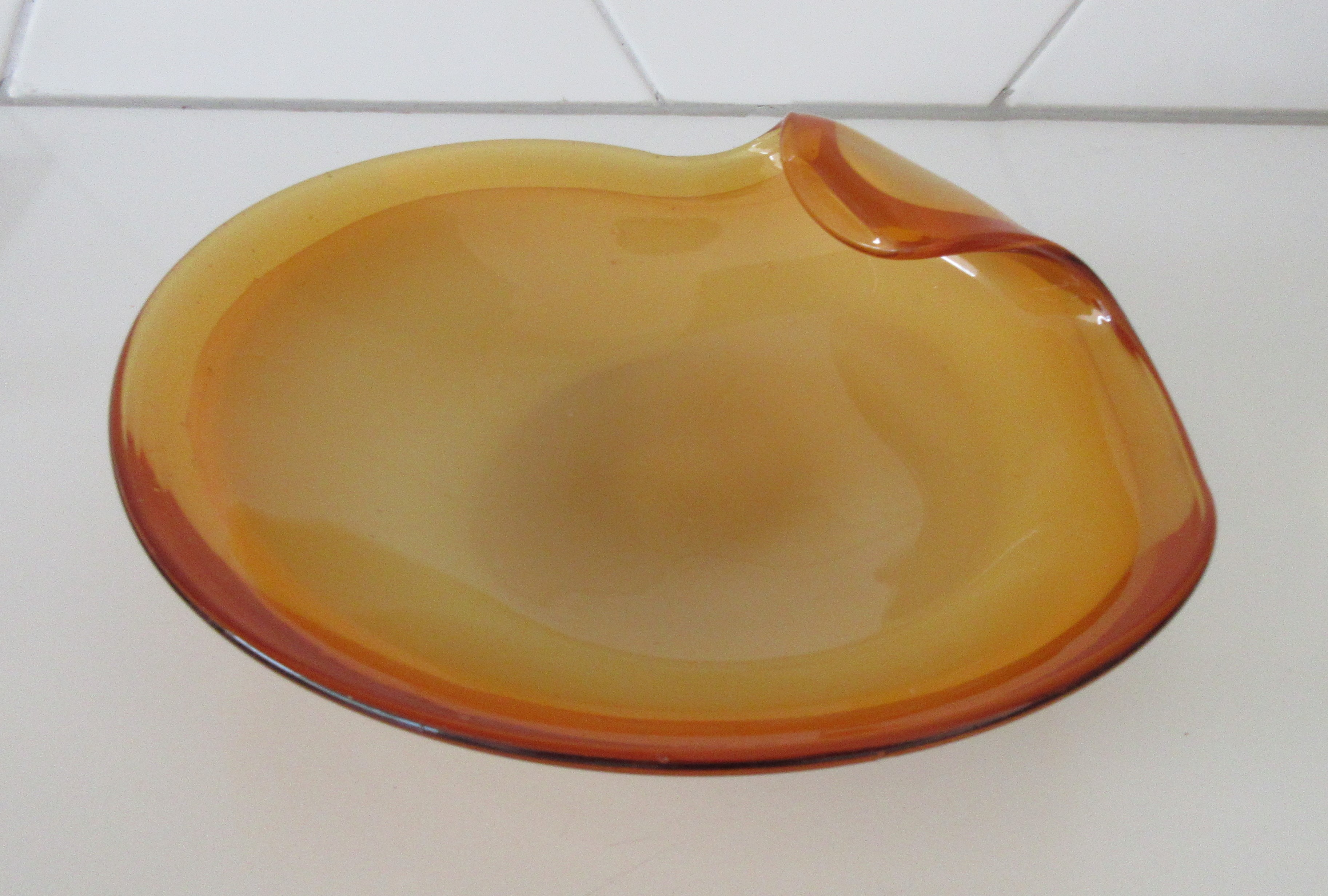 Niet of onleesbaar gesigneerd - Murano amber en ivoor witte glazen vrijgevormde schaal kopen? Bied vanaf 1!