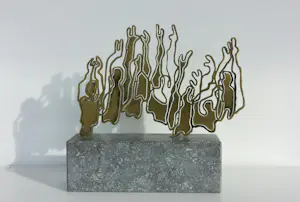 Linda Verkaaik - Drie beeldjes van messing op hardstenen sokkel, The Wave kopen? Bied vanaf 150!