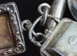 Antieke zilveren (kinder) bedel armband kopen? Bied vanaf 250!