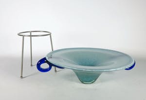 Niet of onleesbaar gesigneerd - Glas, Glazen schaal op driepoot kopen? Bied vanaf 10!