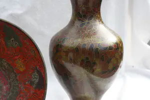 Niet of onleesbaar gesigneerd - Unieke Zeer Oude Bronzen Cloisonne Schaal en twee Cloisonne Vazen (20e eeuw) kopen? Bied vanaf 1!