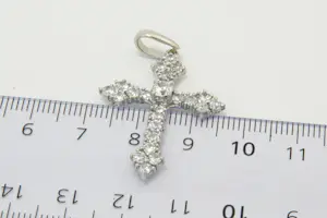 30 - Fraai vormgegeven 14 karaat wit-gouden  kruis hanger met zirkonia kopen? Bied vanaf 130!