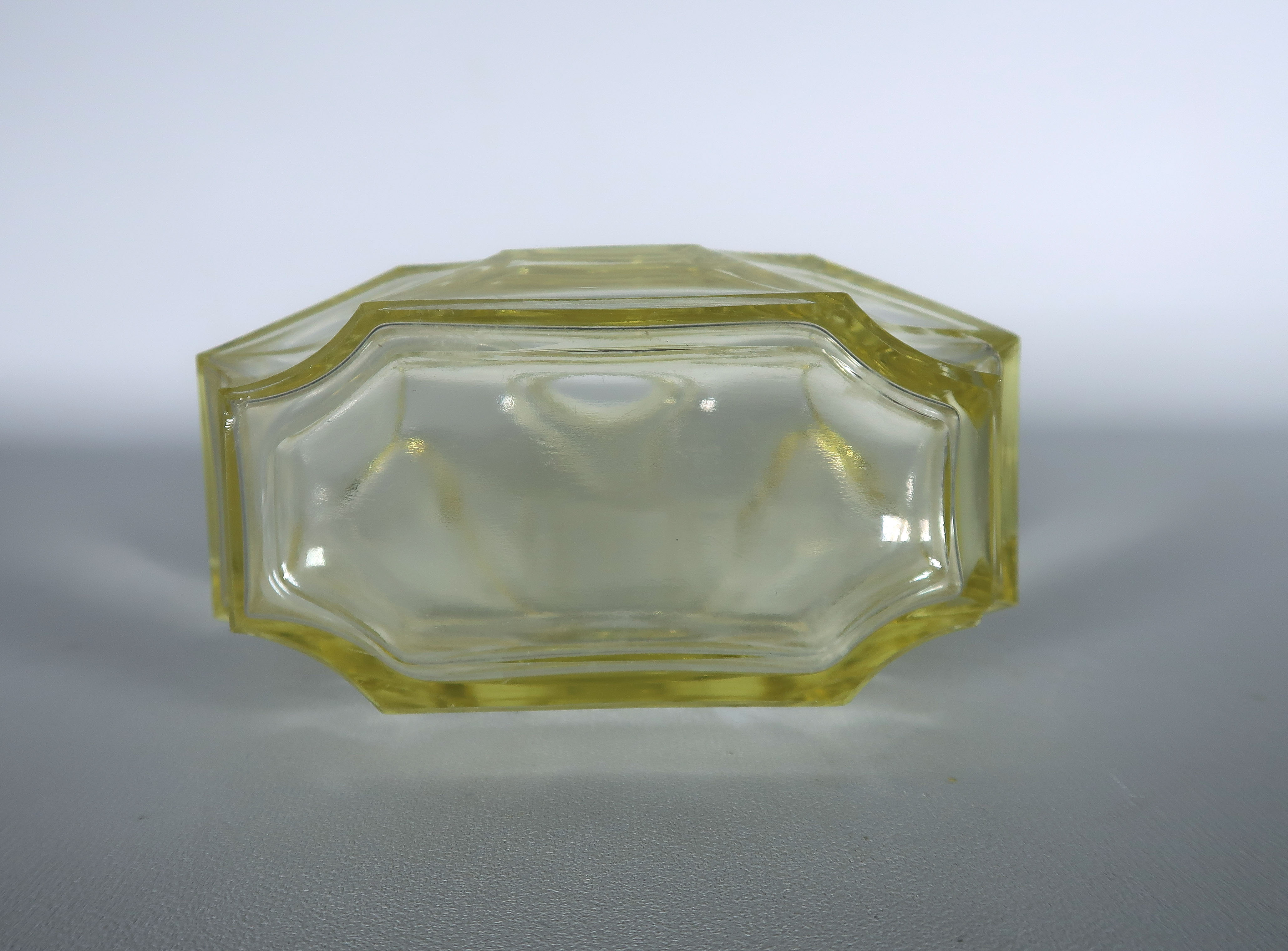 Niet of onleesbaar gesigneerd - Glas, Geel likeurstel kopen? Bied vanaf 1!