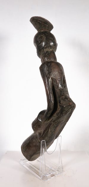 Mangbetu - Houten manfiguur met pijpekop tussen zijn benen kopen? Bied vanaf 1!