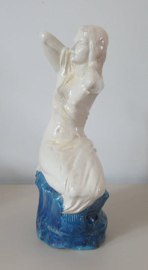 Niet of onleesbaar gesigneerd - Aardewerk beeld van naakte vrouw op blauwe rots kopen? Bied vanaf 1!