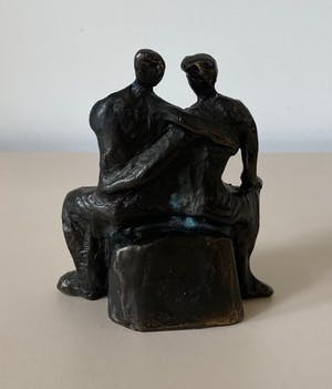 Niet of onleesbaar gesigneerd - Bronzen figuur van een omhelzend koppel kopen? Bied vanaf 1!