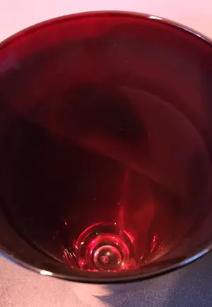 Richard Meitner - Unica ; Vrij gevormde en geblazen robijnrode conische kristalsculptuur kopen? Bied vanaf 460!