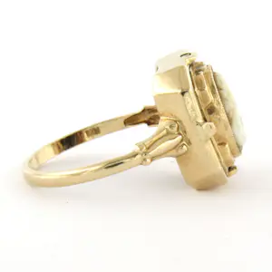 14k geelgouden ring met middenstuk om klap baar bezet met camee en onyx kopen? Bied vanaf 320!