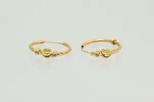 15-  Sierlijk paar hoog gehalte 22krt geel-gouden oor-ringen met balletjes kopen? Bied vanaf 180!