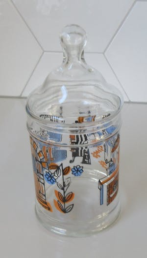 Curiosa - Vintage glazen koek of snoep pot met emaille decoratie van een huiskamer kopen? Bied vanaf 1!
