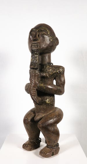 Fang - Houten gestoken zittend koningsfiguur met koperbeslag kopen? Bied vanaf 1!
