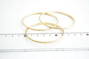 24 - Fraai trio (3) 18 karaats gouden gefaseerd afgewerkte dames ambanden kopen? Bied vanaf 530!