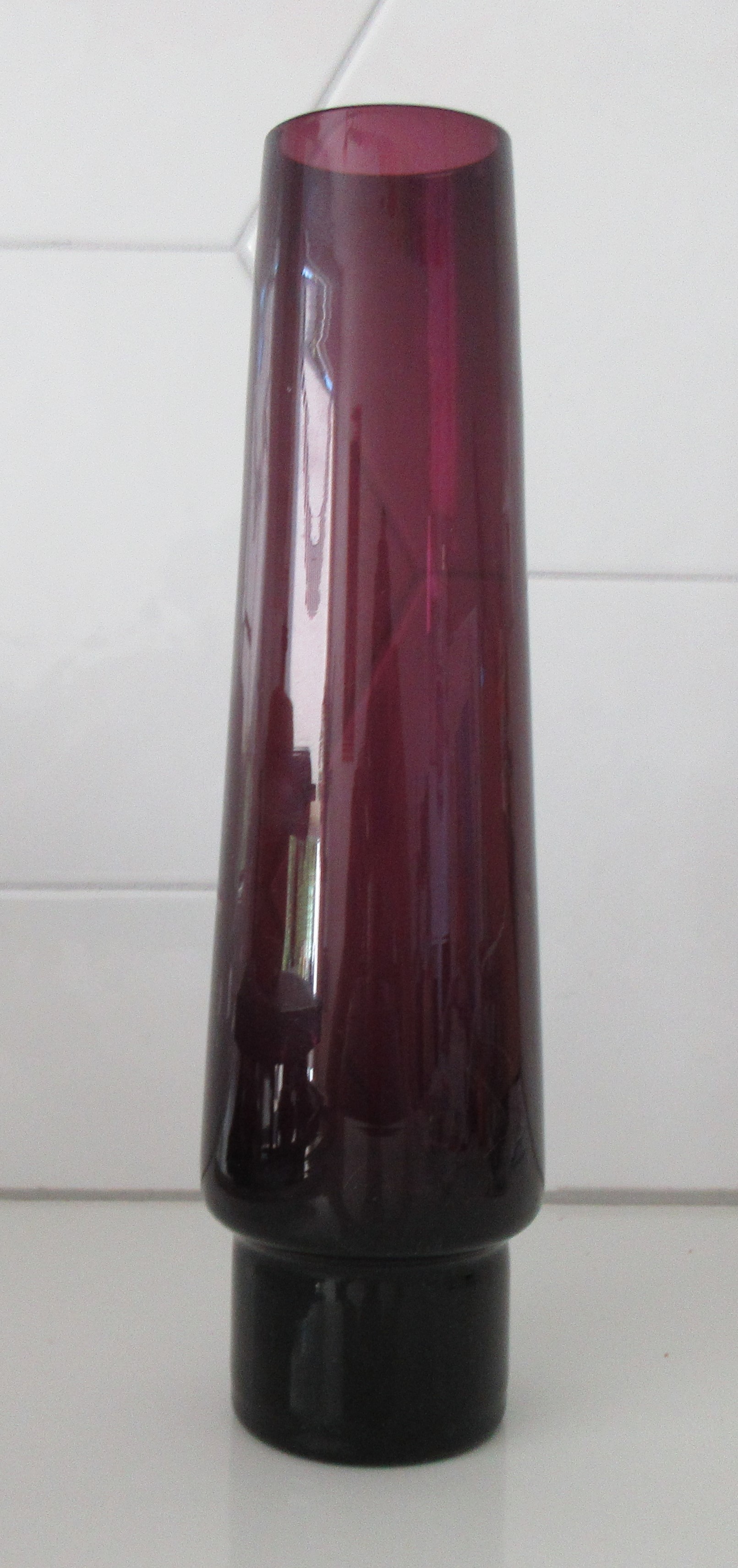 Niet of onleesbaar gesigneerd - Amethyst obelisk vormige ronde glazen vaas kopen? Bied vanaf 1!